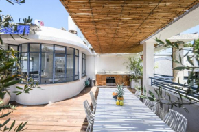 Spacious 3BR Penthouse w Rooftop 7 min from Beach and Shelter by Sea N' Rent
